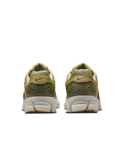 NIKE MENS ZOOM VOMERO 5 - NEUTRAL OLIVE NIKE