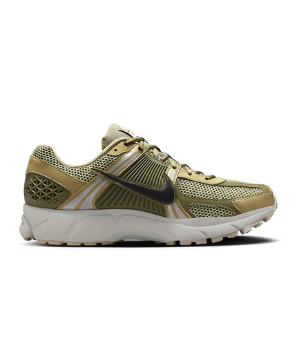 NIKE MENS ZOOM VOMERO 5 - NEUTRAL OLIVE NIKE