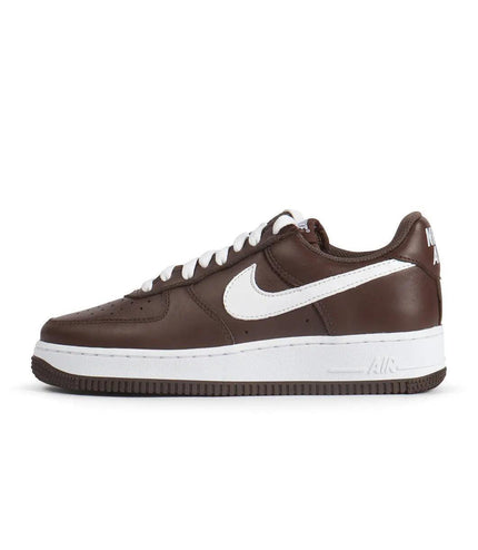 NIKE MENS AIR FORCE 1 LOW RETRO - CHOCOLATE NIKE