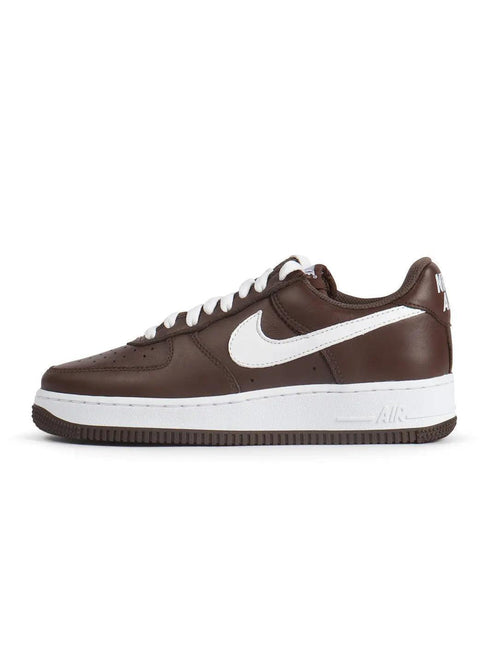 NIKE MENS AIR FORCE 1 LOW RETRO - CHOCOLATE NIKE