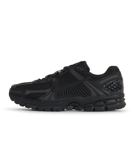 NIKE MENS ZOOM VOMERO 5 - TRIPLE BLACK NIKE