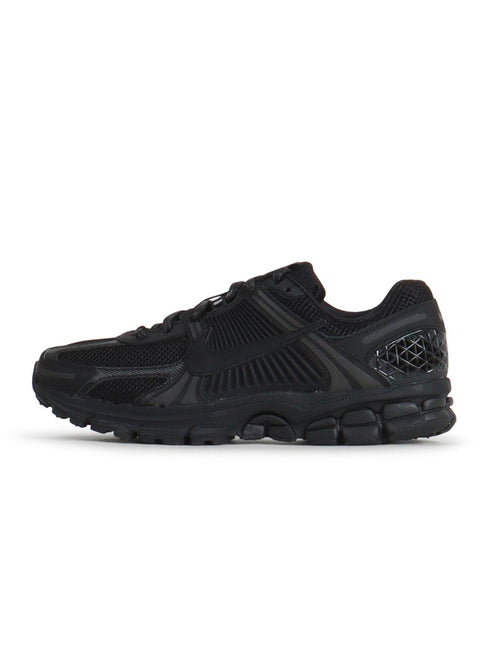 NIKE MENS ZOOM VOMERO 5 - TRIPLE BLACK NIKE