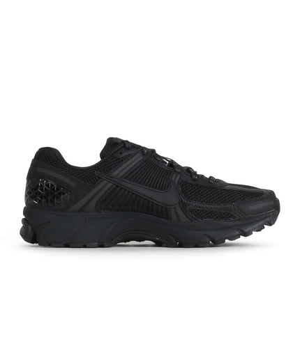 NIKE MENS ZOOM VOMERO 5 - TRIPLE BLACK NIKE