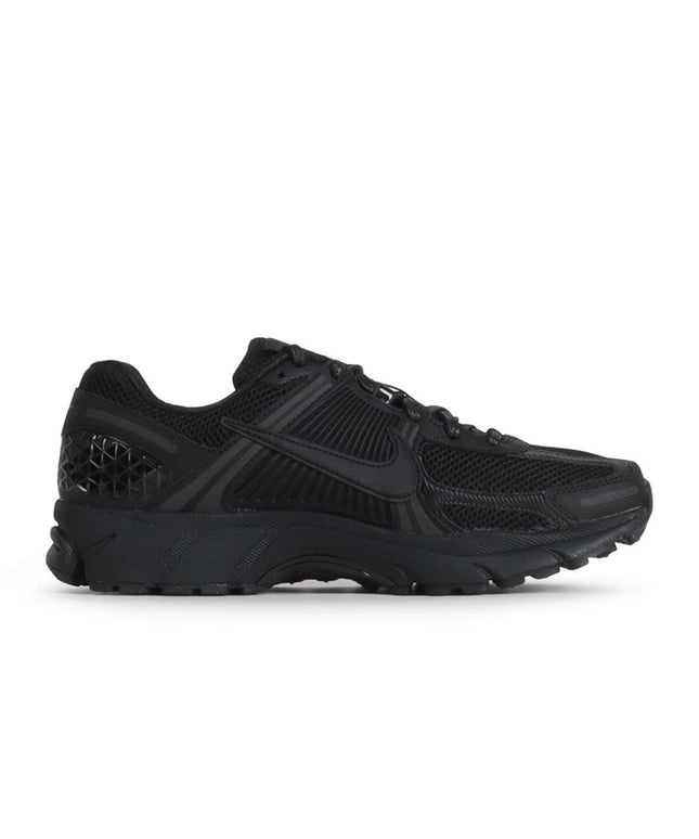 NIKE MENS ZOOM VOMERO 5 - TRIPLE BLACK NIKE