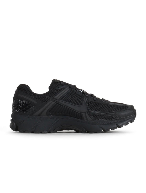 NIKE MENS ZOOM VOMERO 5 - TRIPLE BLACK NIKE