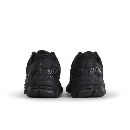 NIKE MENS ZOOM VOMERO 5 - TRIPLE BLACK NIKE