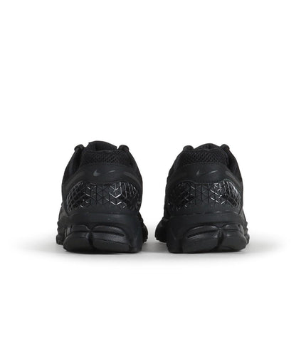 NIKE MENS ZOOM VOMERO 5 - TRIPLE BLACK NIKE