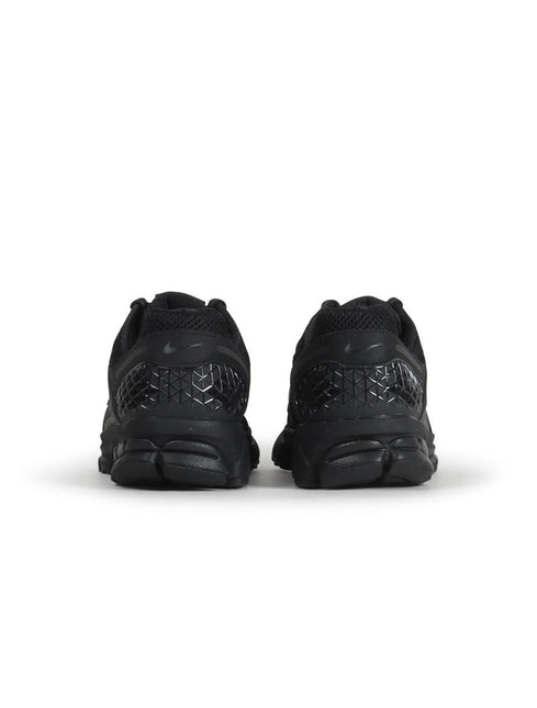 NIKE MENS ZOOM VOMERO 5 - TRIPLE BLACK NIKE