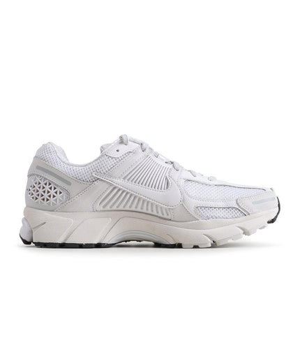 NIKE MENS ZOOM VOMERO 5 - VAST GREY NIKE