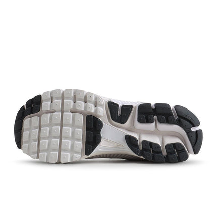 NIKE MENS ZOOM VOMERO 5 - VAST GREY NIKE