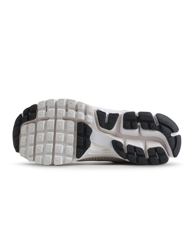 NIKE MENS ZOOM VOMERO 5 - VAST GREY NIKE